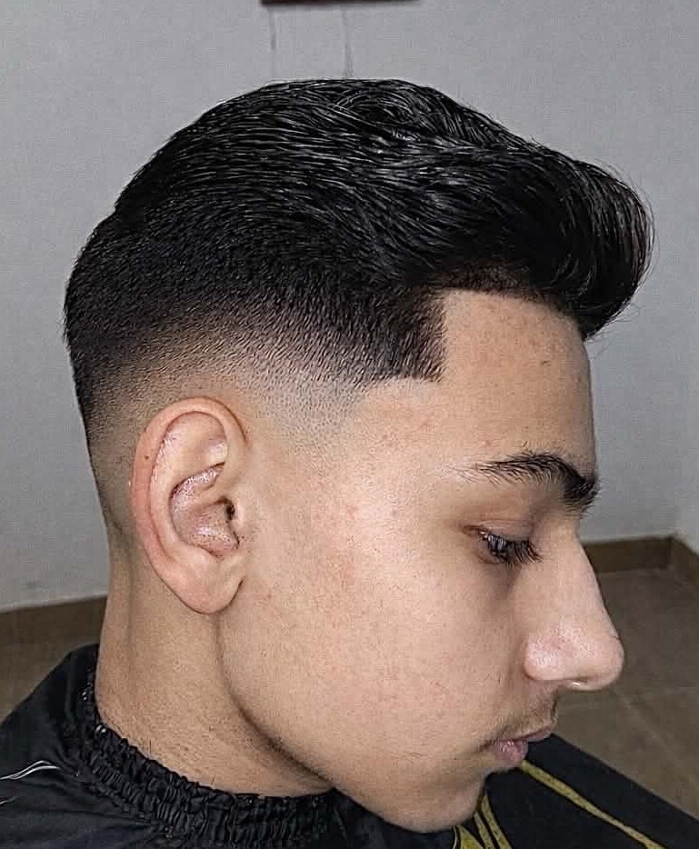 Klasszikus férfi hajvágás — barber Cegléd